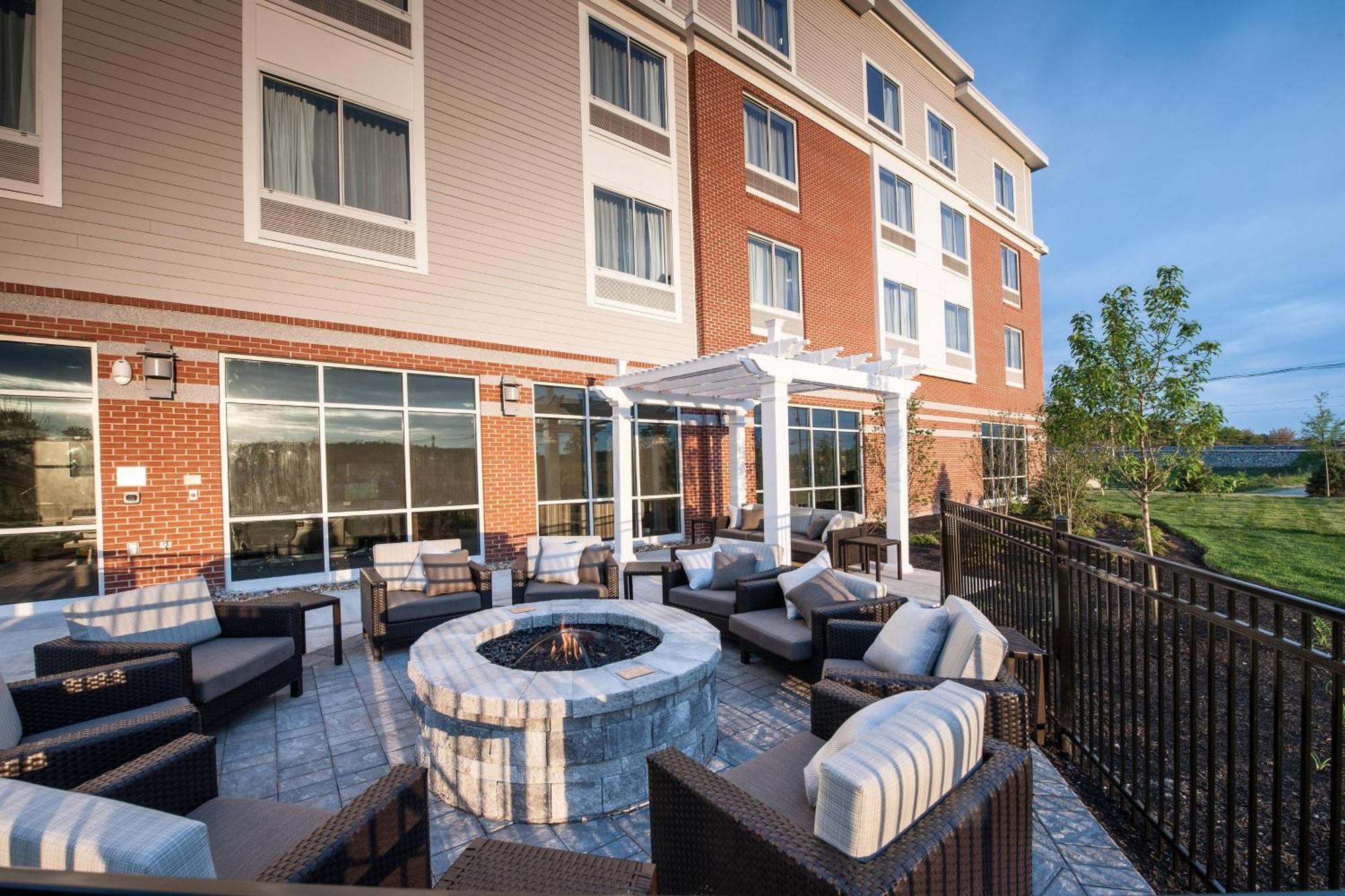 Отель Courtyard By Marriott Boston Littleton Экстерьер фото