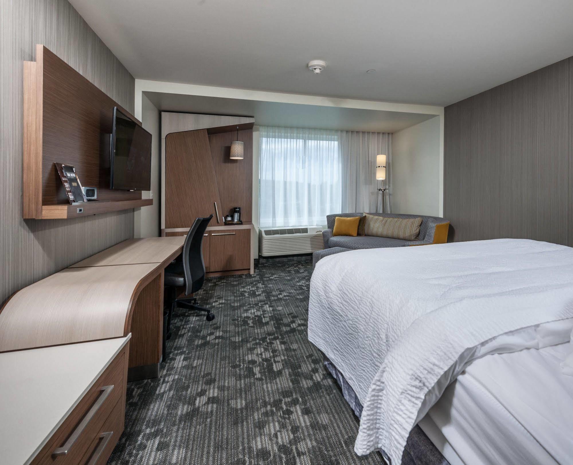 Отель Courtyard By Marriott Boston Littleton Экстерьер фото